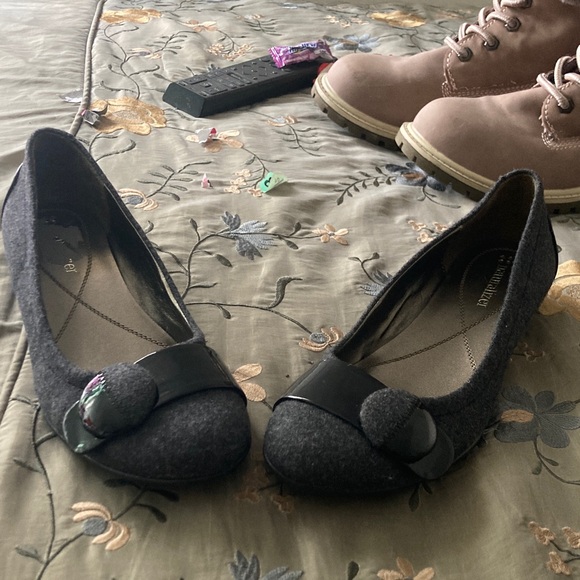 Naturalizer Gray Flats with Black Detail - Picture 4 of 4